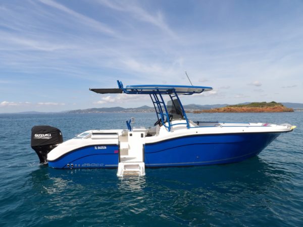 SeaGame 250 cc – Pêche sportive à Saint-Raphaël Nautique Concept, votre expert en bateaux de pêche sportive à Saint-Raphaël, vous présente le tout nouveau SEA GAME 250 cc, un bateau spécialement conçu pour les passionnés de pêche et les amateurs de nautisme.