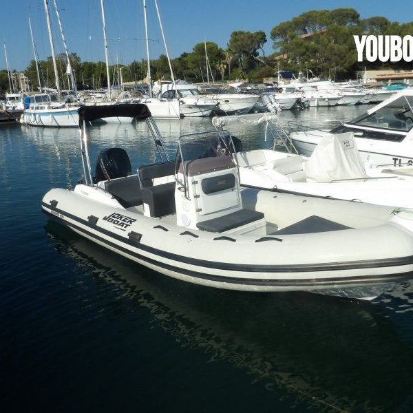 Prenez le large à bord du Joker Boat Coaster 600 2021 et vivez des aventures en mer inoubliables Bateau familial Joker Boat Coaster 600 2021 à Saint-Raphaël – 39 990€ TTC Vous recherchez un bateau familial performant, confortable et spacieux pour vos sorties en mer à Saint-Raphaël ? Ne cherchez pas plus loin que le Joker Boat Coaster 600 2021 ! Ce bateau neuf, avec seulement 567 heures de moteur, vous offre tout l’espace et le confort dont vous avez besoin pour profiter pleinement de vos journées en Méditerranée.