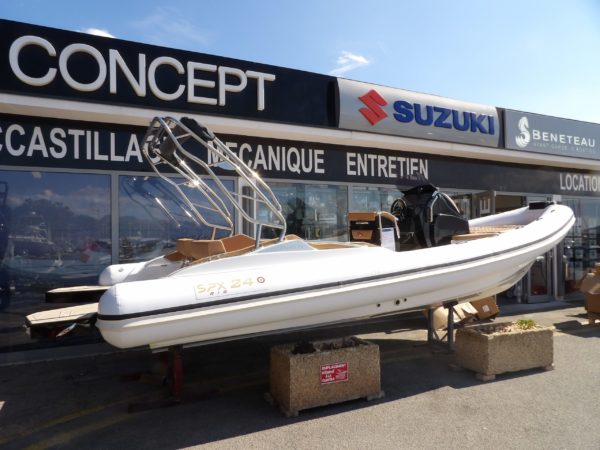 Modèle SPX 24 Découvrez l'exclusivité Spx Rib 24, un bijou de la navigation de plaisance sur la prestigieuse Côte d'Azur. Avec une longueur totale de 7,48 mètres et une largeur de 2,80 mètres, ce bateau homologué CE en catégorie B offre un mélange inégalé de performance, de confort et de style. Conception de Luxe et Innovation Construit avec les meilleures matières premières, telles que les résines vinylester et le gel coat néopentyle, le SPX 24 se distingue par sa ligne pure et innovante. Chaque détail est méticuleusement articulé, offrant une expérience de navigation réservée aux bateaux de catégorie supérieure. Confort et Fonctionnalité Exceptionnels Le profil sportif du bateau s'accompagne d'un confort et d'une ergonomie du poste de barre inégalés. Le grand bain de soleil arrière, configurable en trois variantes, dissimule un immense coffre, tandis qu'à l'avant, un bain de soleil supplémentaire est relié à un casier facile d'accès, parfait pour le rangement. Personnalisation Ultime Les possibilités de personnalisation du SPX 24 sont pratiquement illimitées. Choisissez la couleur du gel coat, du teck, des coussins, et plus encore. Créez un bateau qui reflète votre style et vos préférences, une véritable marque de luxe à la portée des passionnés de la mer. Performance et Sécurité Avec sa coque solide et fluide, le SPX 24 offre stabilité, vitesse et sécurité. Atteignant des pointes de plus de 50 nœuds avec les moteurs les plus performants, ce bateau assure une expérience de navigation inoubliable.