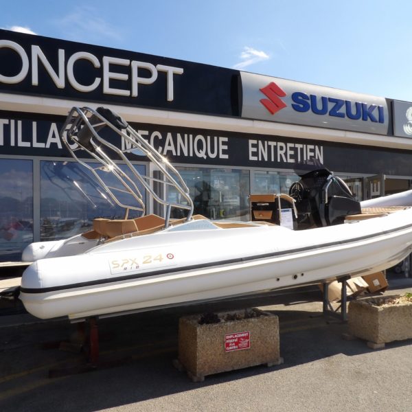 Modèle SPX 24 Découvrez l'exclusivité Spx Rib 24, un bijou de la navigation de plaisance sur la prestigieuse Côte d'Azur. Avec une longueur totale de 7,48 mètres et une largeur de 2,80 mètres, ce bateau homologué CE en catégorie B offre un mélange inégalé de performance, de confort et de style. Conception de Luxe et Innovation Construit avec les meilleures matières premières, telles que les résines vinylester et le gel coat néopentyle, le SPX 24 se distingue par sa ligne pure et innovante. Chaque détail est méticuleusement articulé, offrant une expérience de navigation réservée aux bateaux de catégorie supérieure. Confort et Fonctionnalité Exceptionnels Le profil sportif du bateau s'accompagne d'un confort et d'une ergonomie du poste de barre inégalés. Le grand bain de soleil arrière, configurable en trois variantes, dissimule un immense coffre, tandis qu'à l'avant, un bain de soleil supplémentaire est relié à un casier facile d'accès, parfait pour le rangement. Personnalisation Ultime Les possibilités de personnalisation du SPX 24 sont pratiquement illimitées. Choisissez la couleur du gel coat, du teck, des coussins, et plus encore. Créez un bateau qui reflète votre style et vos préférences, une véritable marque de luxe à la portée des passionnés de la mer. Performance et Sécurité Avec sa coque solide et fluide, le SPX 24 offre stabilité, vitesse et sécurité. Atteignant des pointes de plus de 50 nœuds avec les moteurs les plus performants, ce bateau assure une expérience de navigation inoubliable.