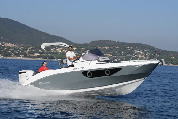 Un day cruiser complet avec un design sportif, un bain de soleil avant et un grand cockpit font de l'IDEA 70 le bateau parfait pour toutes les utilisations en mer. Avec les différents équipements disponibles, ce bateau offre un excellent rapport qualité prix