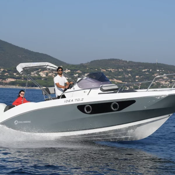 Un day cruiser complet avec un design sportif, un bain de soleil avant et un grand cockpit font de l'IDEA 70 le bateau parfait pour toutes les utilisations en mer. Avec les différents équipements disponibles, ce bateau offre un excellent rapport qualité prix