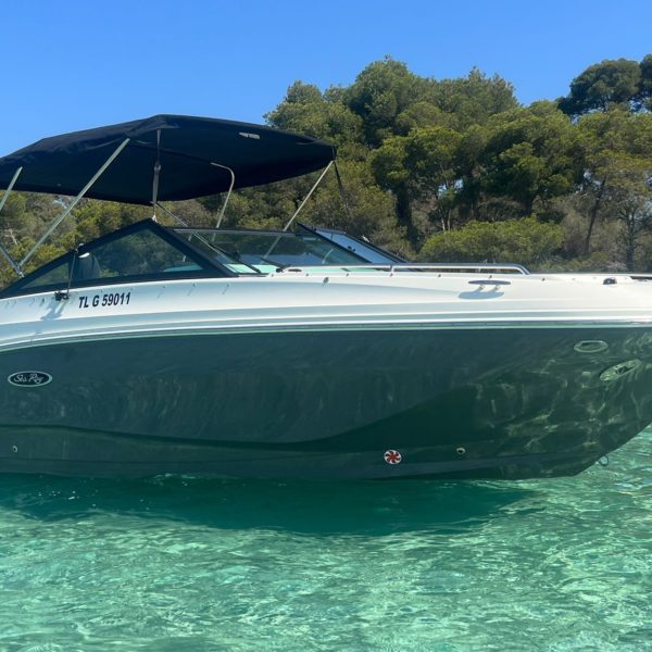 SDX 250 OB : Explorez la liberté en mer à Saint-Raphaël Découvrez le SDO 250 OB, un bateau de sport spacieux et polyvalent, idéal pour des aventures nautiques inoubliables en Méditerranée. Naviguez depuis Saint-Raphaël et profitez de ses lignes épurées, de son aménagement intelligent, de sa technologie de pointe et de son moteur puissant.