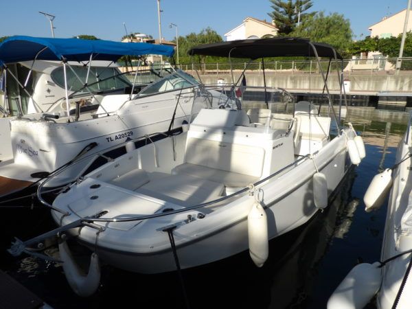 Banquette arrière convertible en bain de soleil  Toile de camping sur bimini sur mesure Le Flyer 7 SPACEdeck est le compagnon idéal pour les sorties à la journée, avec sa cabine confortable et ses deux bains de soleil, véritable tour de force sur un hors-bord de 7 mètres.