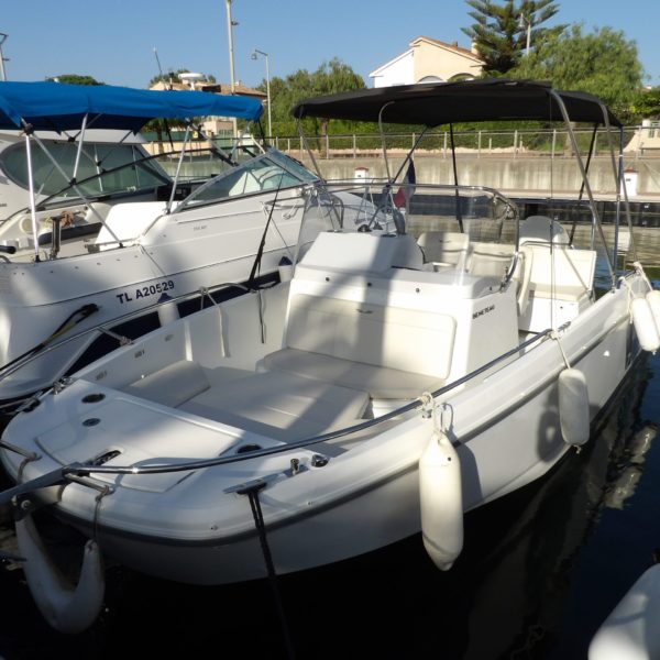 Banquette arrière convertible en bain de soleil  Toile de camping sur bimini sur mesure Le Flyer 7 SPACEdeck est le compagnon idéal pour les sorties à la journée, avec sa cabine confortable et ses deux bains de soleil, véritable tour de force sur un hors-bord de 7 mètres.