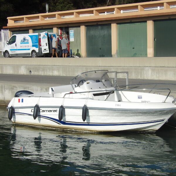 Opportunité A SAISIR chez Nautique Concept JEANNEAU CAP CAMARAT 5.1 CC de 2019 Marque : Jeanneau Modèle : Cap Camarat 510 CC Type : Coque Open Moteur : 70ch YAMAHA 4temps injection Année : 2019 Longueur (m) : 4,9 Largeur (m) : 2,1 Tirant d'eau (m) : 0,3 Capacité personnes : 5 Catégorie : C Poids: 550 Kg à vide hors moteur Capacité carburant : 50 litres Prix : 18 000 € TTC EQUIPEMENT STANDARD : - Coque en V - Housse de console + housse de siège - Bimini - Siège pilote leaning post inox - Support de canne - Compas marin - Echelle de bain Inox EQUIPEMENT ELECTRIQUE : - Sondeur / GPS GARMIN MAP 525s - Carte marine - Pompe de cale MOTORISATION : - Moteur YAMAHA 70ch (358 heures évolutives) - Ecran YAMAHA - Commande à câble - Direction à câble Possibilité crédit avec SGB FINANCE ---------------------------------------------- Nous serons ravis de vous accueillir dans notre établissement pour toute visite. Disponible dans notre concession Nautique Concept, Concessionnaire Bénéteau / Brig / Seagame / SPX / Iron / Idéa Marine Port Santa Lucia à Saint-Raphaël, 83700 Votre vendeur Luca ZAMMITH ----------------------------------------------